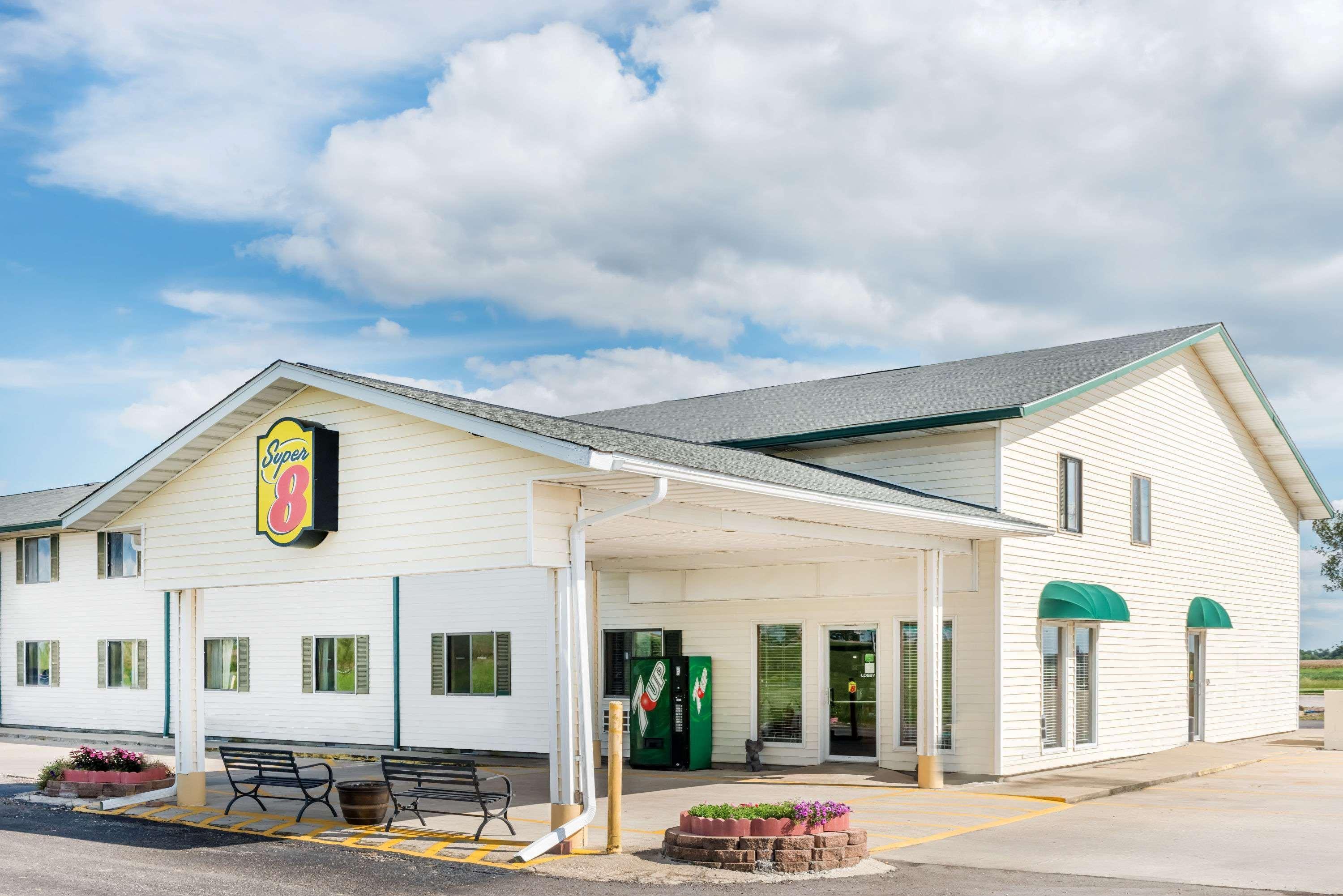 Super 8 By Wyndham Okawville Exteriör bild
